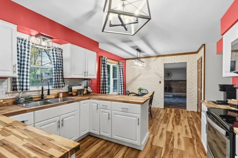 5325 Lamp Lighter Lane