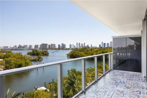 16385 Biscayne Blvd #506