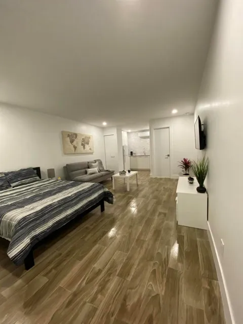902 NE 38TH STREET #3