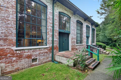 10 James ST