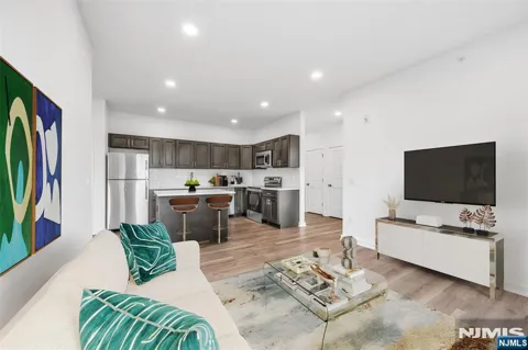 315 Railroad Avenue 203