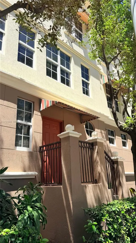 3232 SW 22nd Ter #113