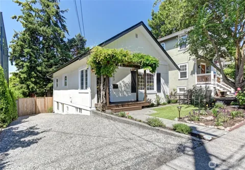 7043 17 AVENUE NW