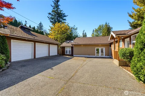 3326 Lakeway Drive