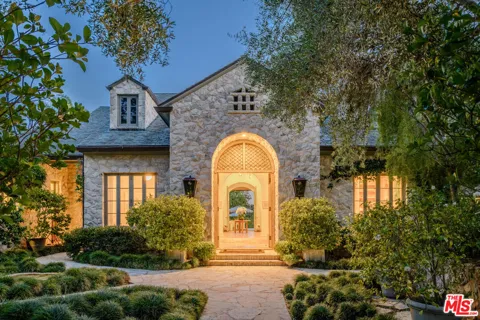 6625 Zumirez Drive