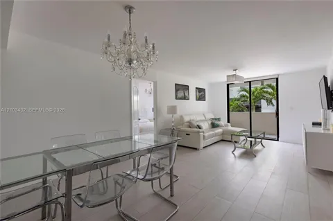 1621 Collins Ave #206