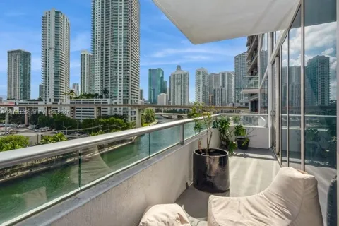185 SW 7th St #703