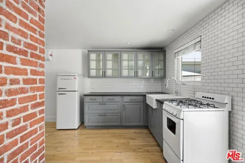 213 Avenue 49