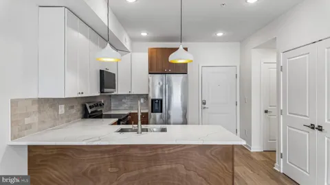 921 E CHELTEN AVENUE #204