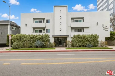1223 S Bundy Drive #206