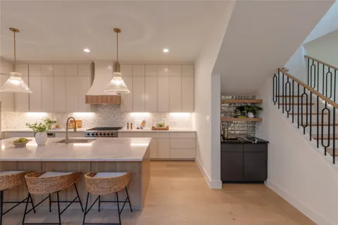 6002 La Vista Drive