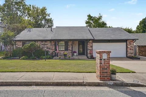609 W 32nd Place