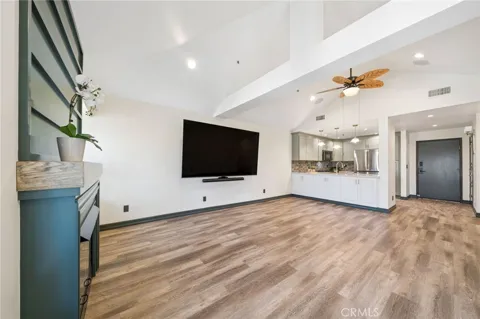 2563 Plaza Del Amo #404