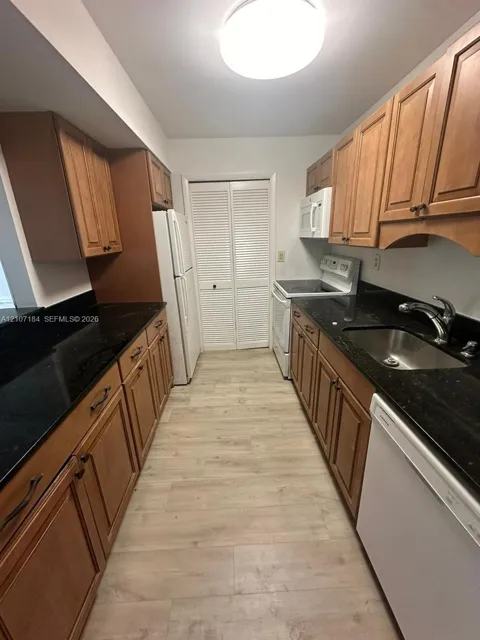 240 Lakeview Dr #209