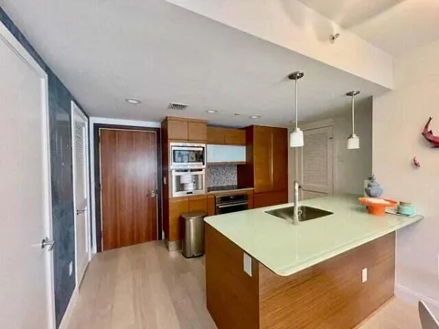 5875 COLLINS AVENUE #1606
