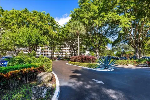 605 OAKS DRIVE #104