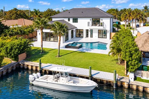 8 LEEWARD CIRCLE