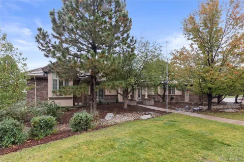 852 Glen Oaks Avenue