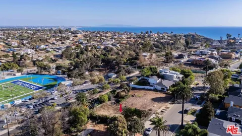 716 El Medio Avenue