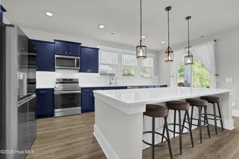 512 Edgewater Way
