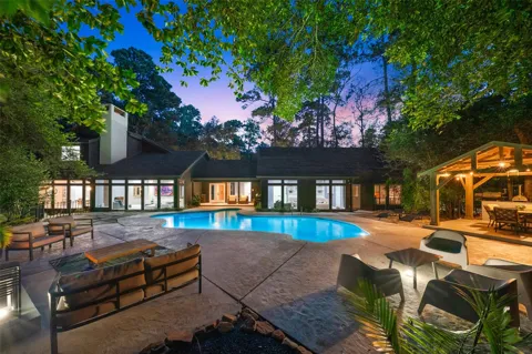 2411 Oakbank Drive