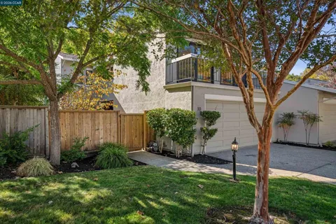 10 Doral Dr