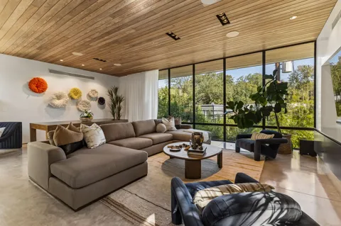 2304 Indian Trail