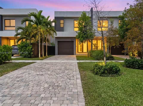 307 SW 10th St