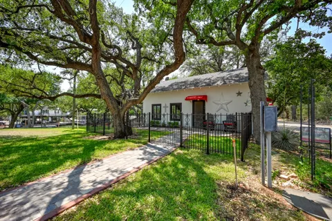 1701 GLEN Cove
