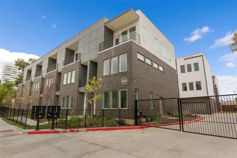 3915 Hall Street #101