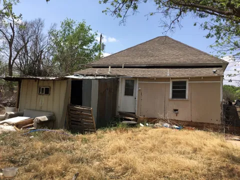 803 S Neches Street