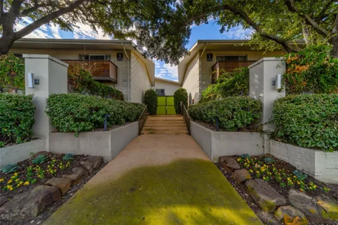 4616 W Lovers Lane #116