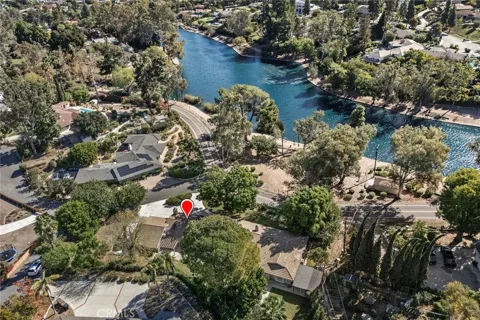 3201 Lakeknoll Drive