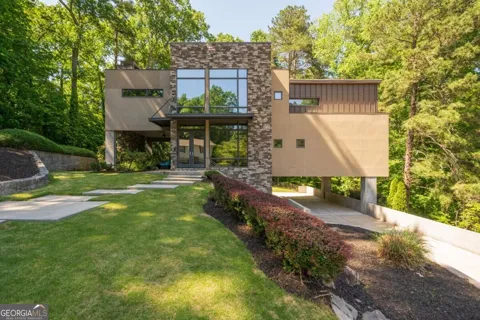 643 Larchmont CIR NW