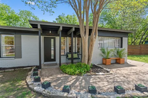 3005 Leaning Oak Circle
