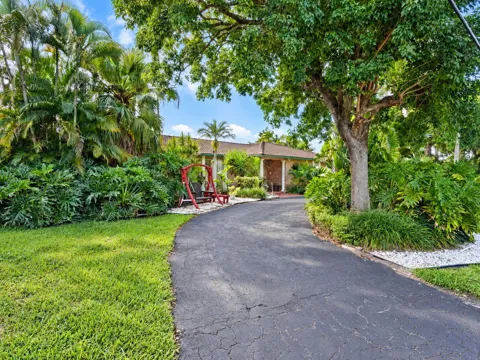 937 W Tropical Way