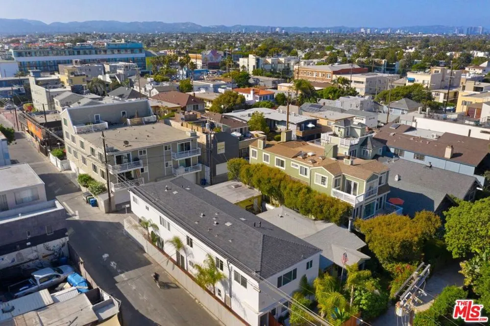 11 20TH AVENUE Venice, CA 90291