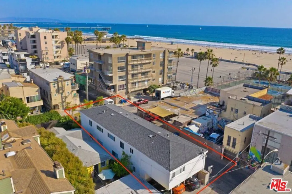 11 20TH AVENUE Venice, CA 90291