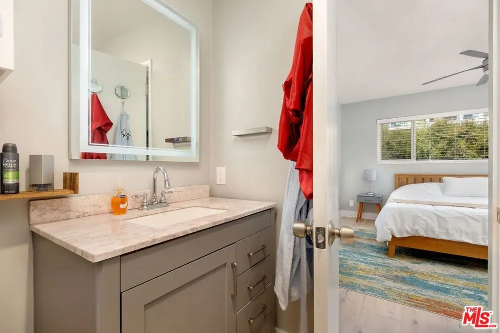 11 20TH AVENUE Venice, CA 90291