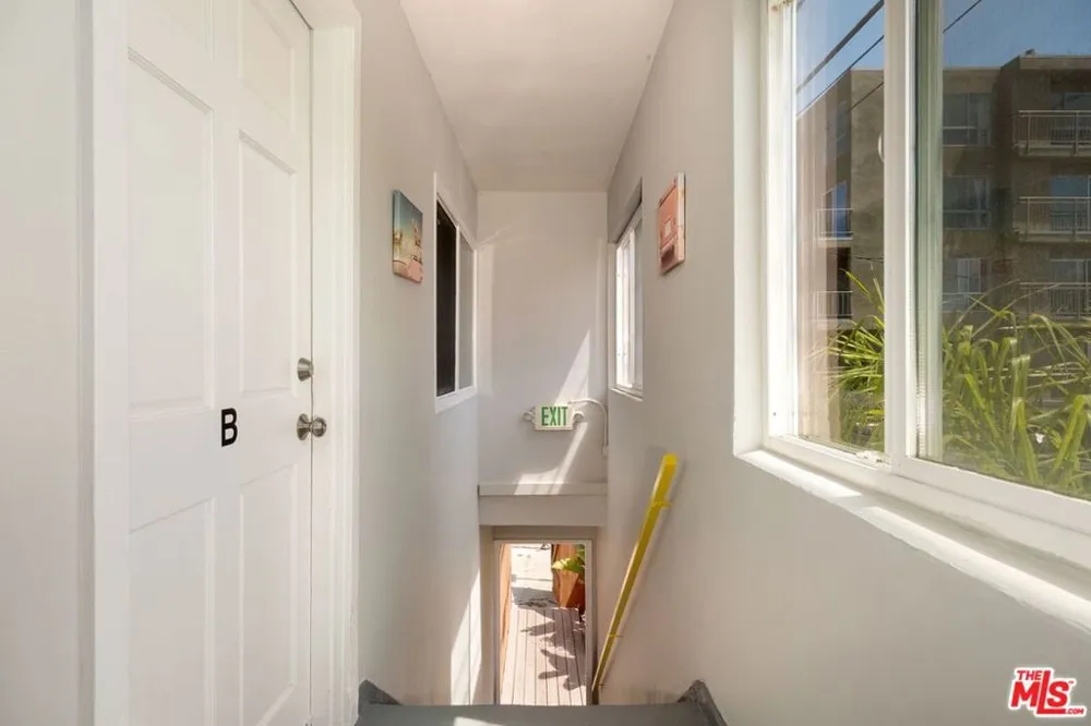 11 20TH AVENUE Venice, CA 90291