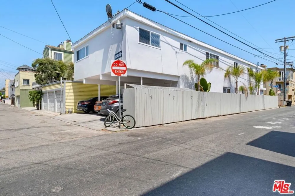 11 20TH AVENUE Venice, CA 90291