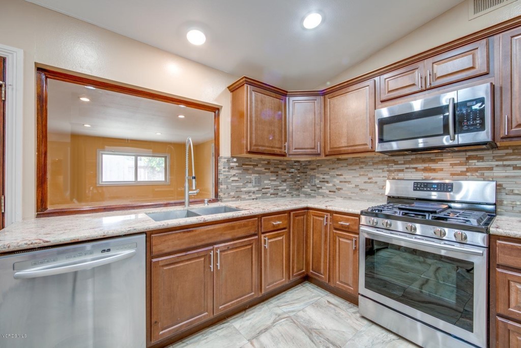 813 Calle Circulo Camarillo, CA 93010