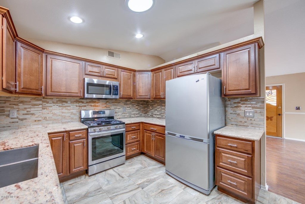 813 Calle Circulo Camarillo, CA 93010