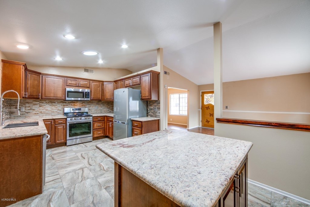 813 Calle Circulo Camarillo, CA 93010