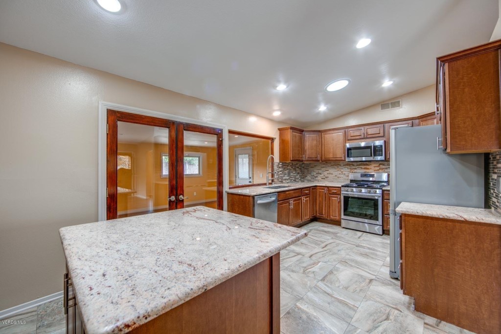 813 Calle Circulo Camarillo, CA 93010
