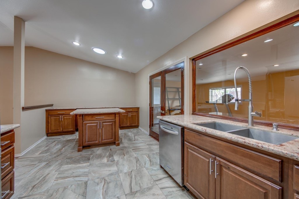 813 Calle Circulo Camarillo, CA 93010