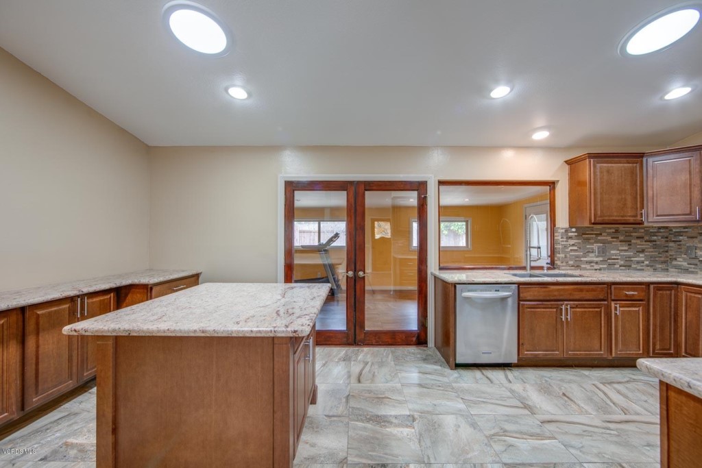 813 Calle Circulo Camarillo, CA 93010