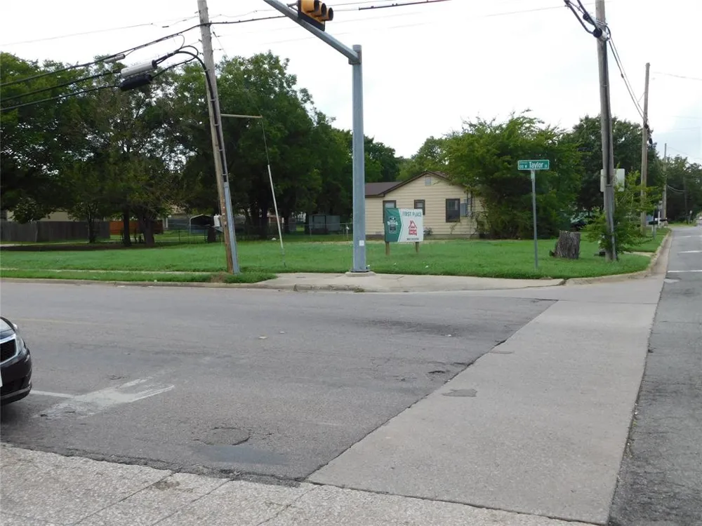 1906 Travis Sherman, TX 75092