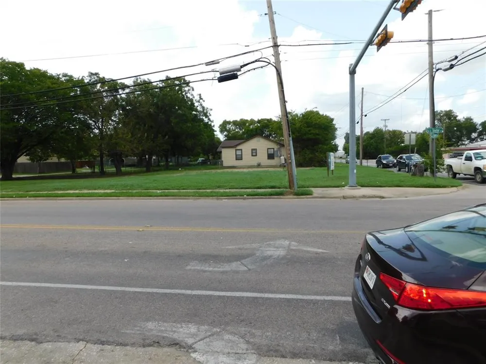 1906 Travis Sherman, TX 75092