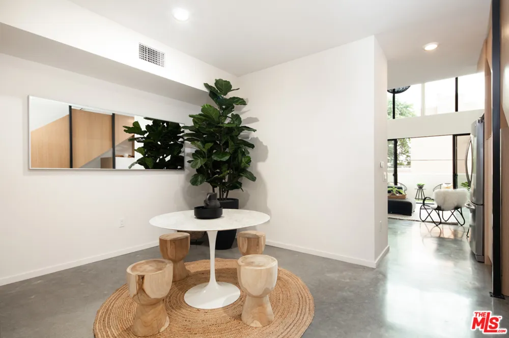 11830 Courtleigh #301 Los Angeles, CA 90066